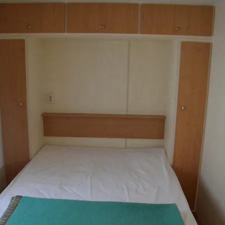 Family Caravan Vosseslag 홀리데이파크 *